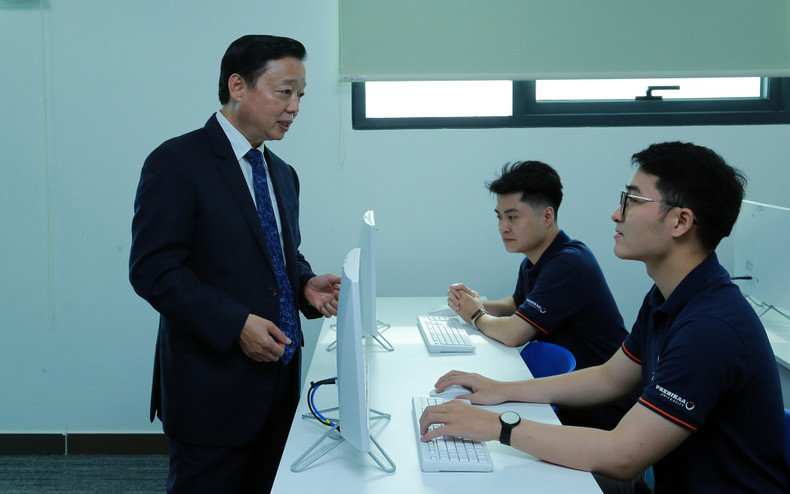 陈红河副总理和菲尼卡大学学生。 陈红河副总理和菲尼卡大学学生。