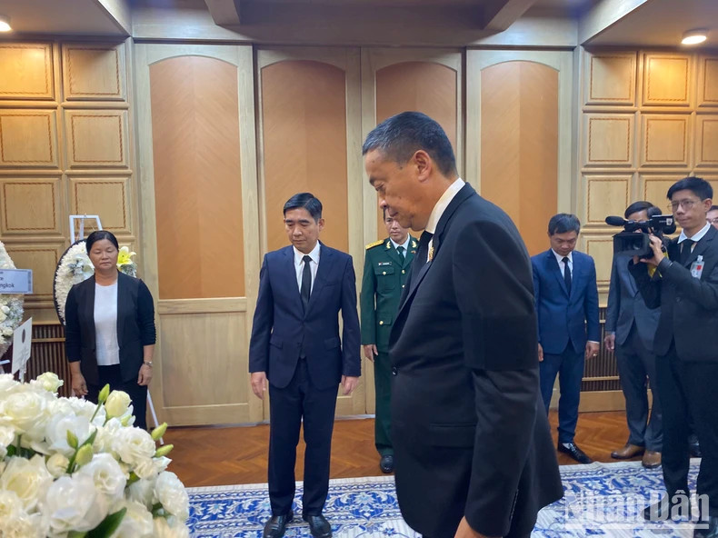 泰国总理赛塔·他威信吊唁越共中央总书记阮富仲逝世。