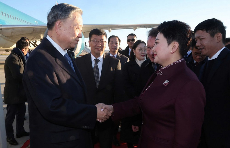 蒙古国外交部长巴特蒙赫·巴特策策格到机场送行。（图片来源：越通社）