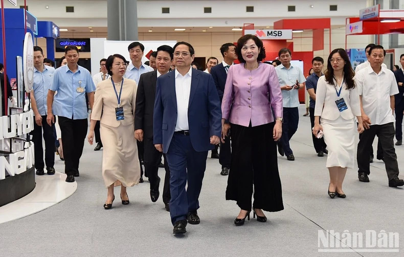 越南政府总理范明正前来出席2024年银行数字化转型论坛。