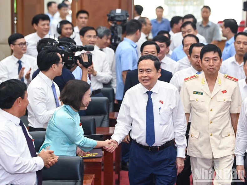 越南国会主席陈青敏和与会代表。