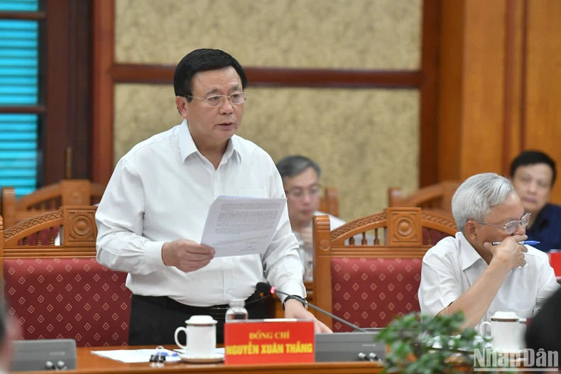 越共中央政治局委员、胡志明国家政治学院院长、中央理论委员会主任、文件起草组常委、文件编撰小组主任阮春胜作关于文件起草组常委会自文件起草组立以来的工作报告。