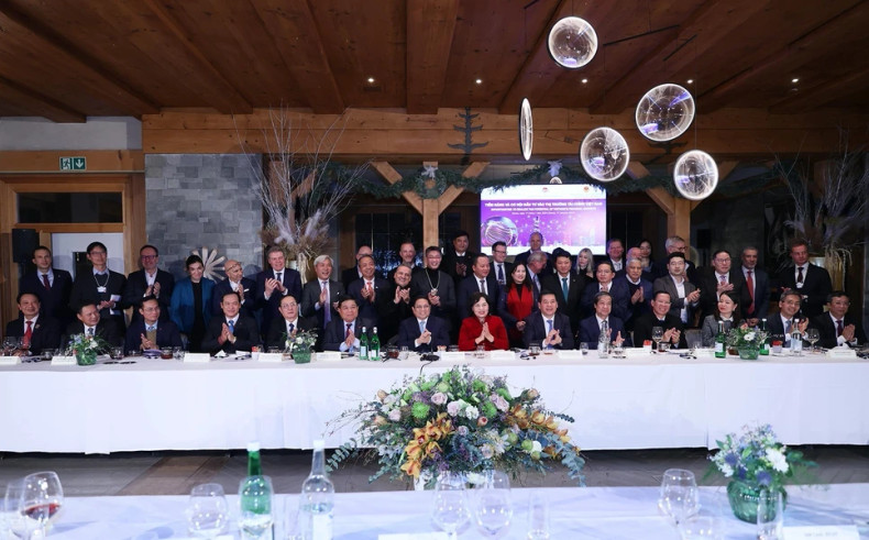 范明正总理和各部委代表出席座谈会。