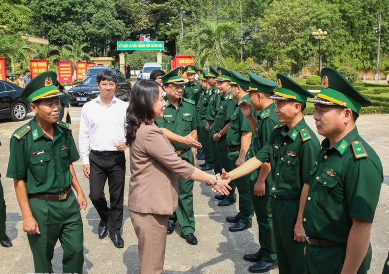 国家代主席武氏映春走访慰问萨马特国际口岸边防检查站干部及战士。（图片来源：越通社）