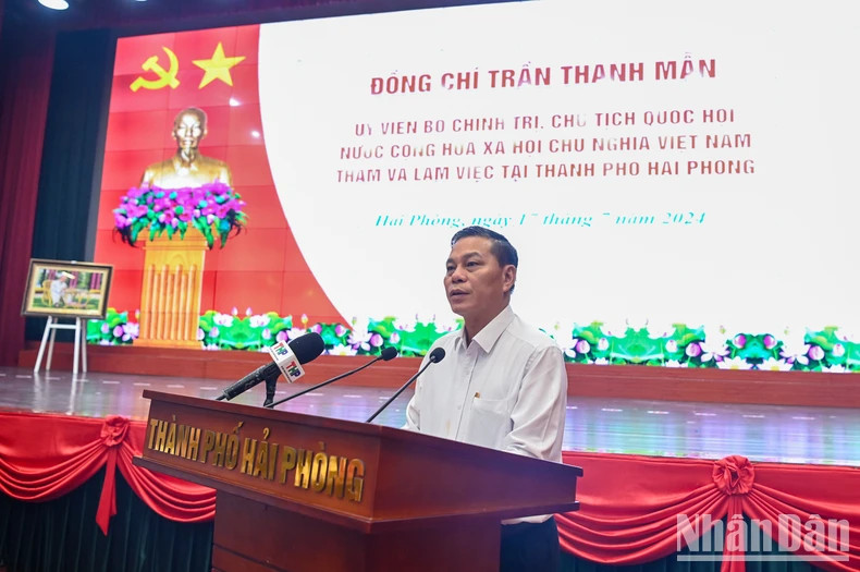 海防市人委会主席阮文松作报告。