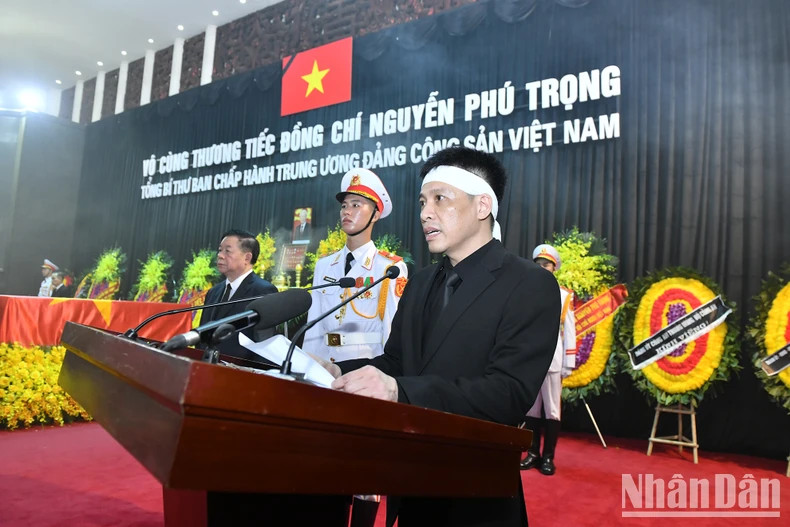 越共中央总书记阮富仲儿子阮仲长代表总书记家属发言。