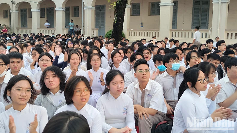 黎鸿峰重点高中学生参加开学典礼。