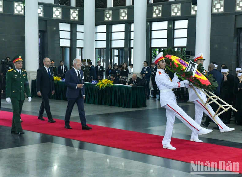 瑞士代表团吊唁越共中央总书记阮富仲逝世。