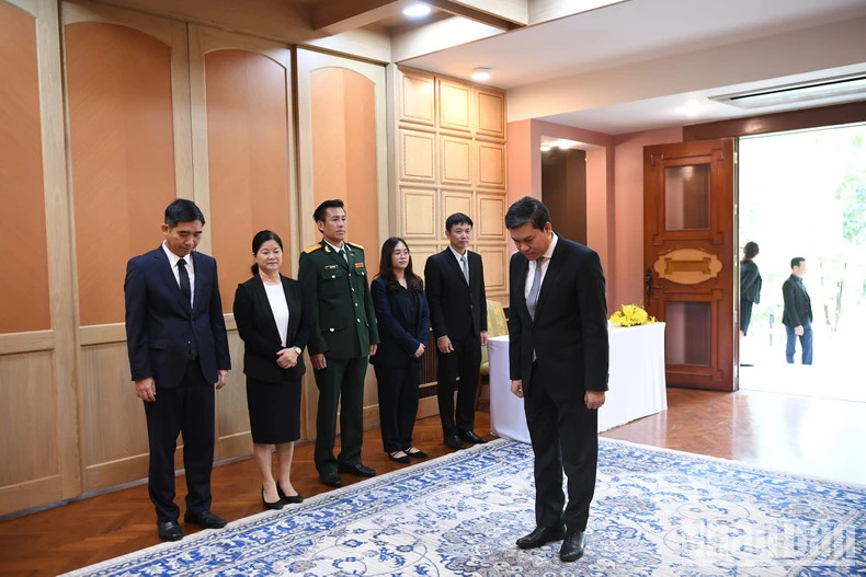 柬埔寨驻泰国大使吊唁阮富仲总书记逝世。