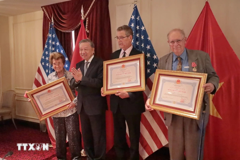 苏林总书记、国家主席向为加强两国人民关系做出积极和重要贡献的个人授予友谊勋章。（图片来源：越通社）