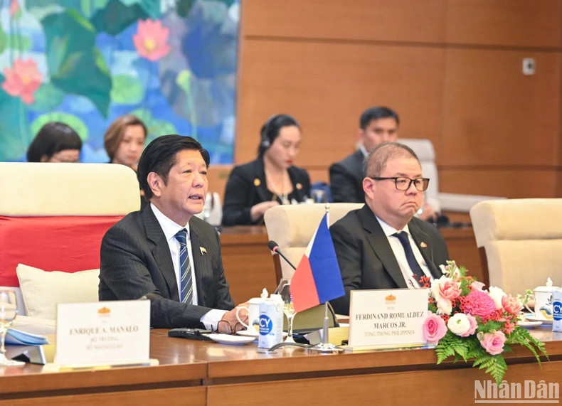 菲律宾总统费迪南德·罗慕尔德兹·马科斯在会见中发表讲话。 菲律宾总统费迪南德·罗慕尔德兹·马科斯在会见中发表讲话。