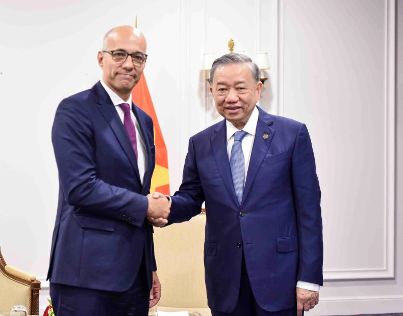 苏林总书记、国家主席会见赛峰集团国际与公共事务执行副总裁菲利普·埃雷拉。(图片来源:国际报) 苏林总书记、国家主席会见赛峰集团国际与公共事务执行副总裁菲利普·埃雷拉。(图片来源:国际报)