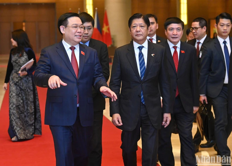 越南国会主席王廷惠和菲律宾总统费迪南德·罗慕尔德兹·马科斯交谈。 越南国会主席王廷惠和菲律宾总统费迪南德·罗慕尔德兹·马科斯交谈。