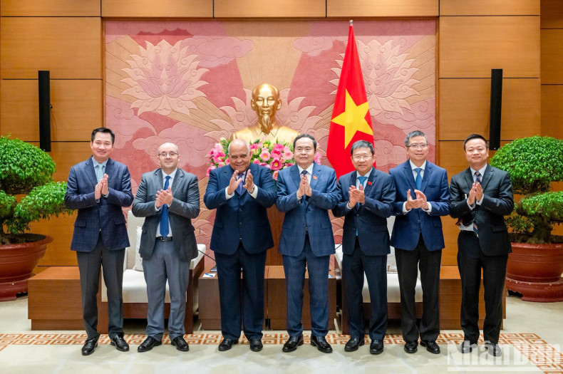 国会主席陈青敏、古巴驻越大使奥兰多·尼古拉斯·吉伦和各位代表合影留念。