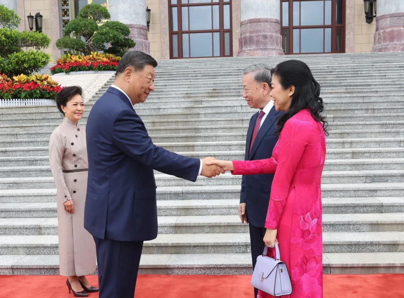 中共中央总书记、中国国家主席习近平和夫人欢迎越共中央总书记、国家主席苏林和夫人访华。(图片来源:越通社) 中共中央总书记、中国国家主席习近平和夫人欢迎越共中央总书记、国家主席苏林和夫人访华。(图片来源:越通社)