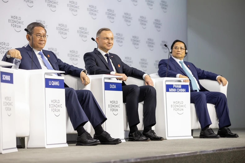 越南政府总理范明正、中国国务院总理李强和波兰总统安杰伊·塞巴斯蒂安·杜达出席全体会议。 越南政府总理范明正、中国国务院总理李强和波兰总统安杰伊·塞巴斯蒂安·杜达出席全体会议。