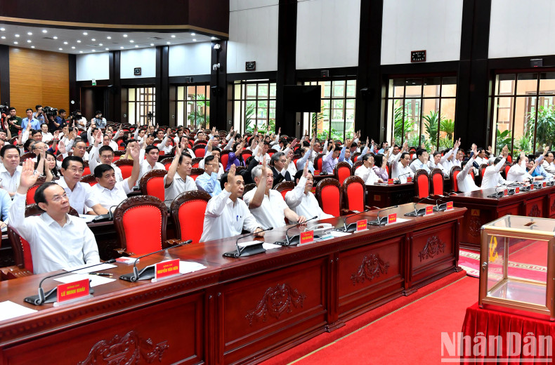 各位代表在闭幕会上表决。