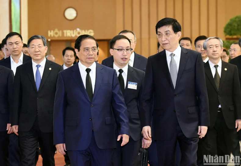 越南政府总理范明正和中国政协主席王沪宁。