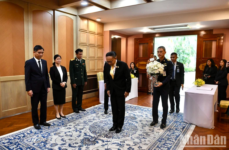 泰国国防部代表团吊唁阮富仲总书记逝世。