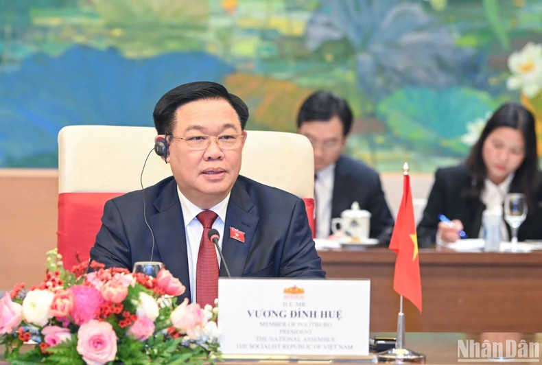 越南国会主席王廷惠发表讲话。 越南国会主席王廷惠发表讲话。