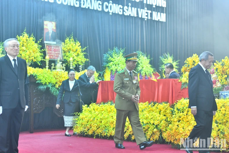 国际朋友与阮富仲总书记告别。