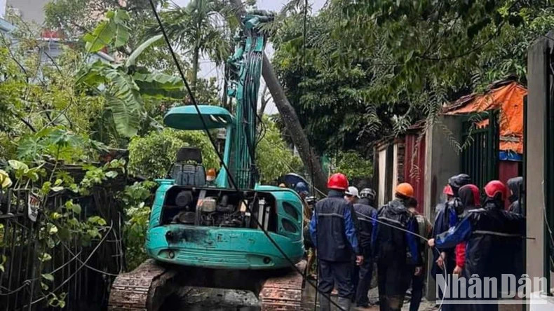 永福省公安清理因台风而倒下的树木。 永福省公安清理因台风而倒下的树木。