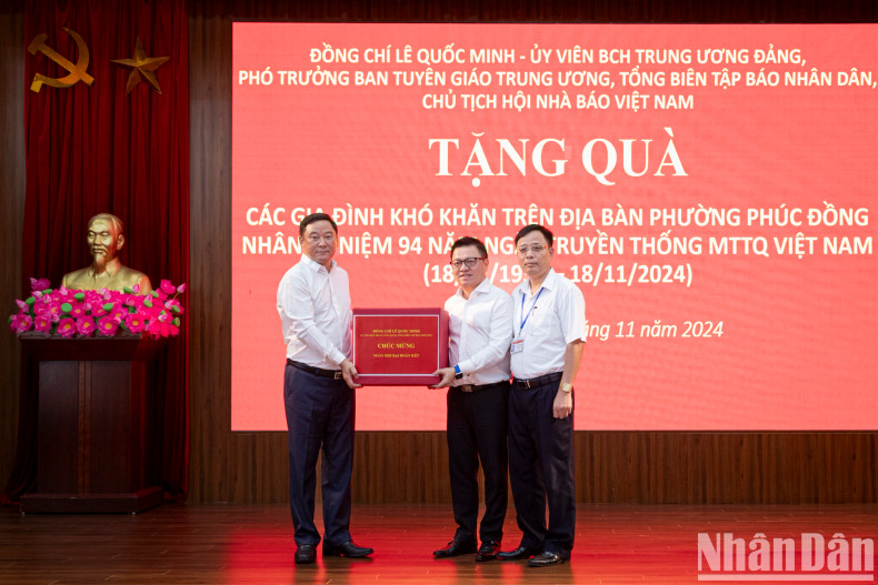 越共中央委员、《人民报》社总编辑、中央宣教部副部长、越南新闻工作者协会主席黎国明向河内市龙边郡福同坊赠送礼物。 越共中央委员、《人民报》社总编辑、中央宣教部副部长、越南新闻工作者协会主席黎国明向河内市龙边郡福同坊赠送礼物。