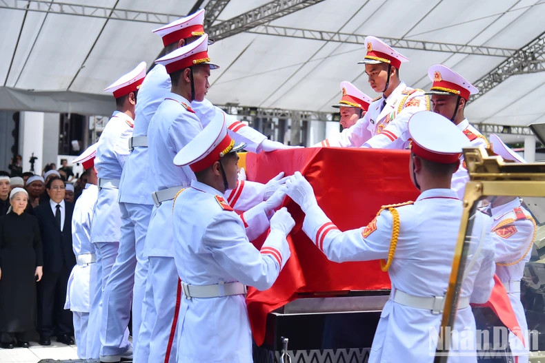 国旗被覆盖在阮富仲总书记的灵柩上。