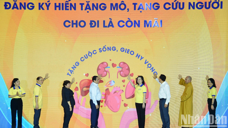 范明正总理和与会代表出席启动仪式。