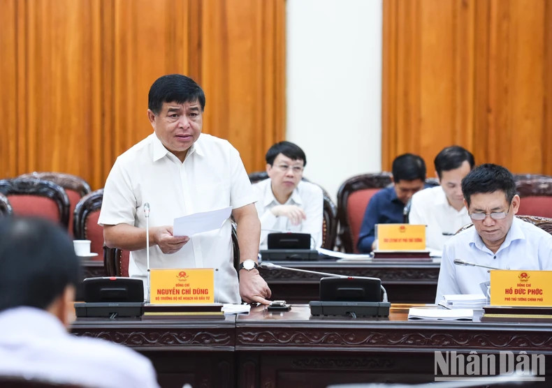 计划投资部部长阮志勇发表讲话。