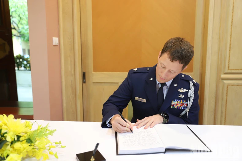 美国驻泰国大使馆代表吊唁阮富仲总书记逝世并吊唁簿上留言。