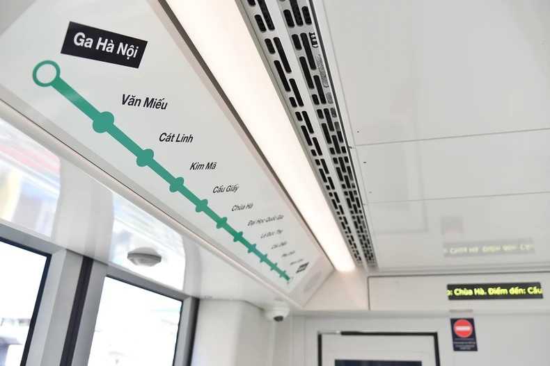 列车按照欧洲最新标准设计，每列列车由4节车厢组成，载客量为944-1124人/列，密度为6.6-8人/平方米。