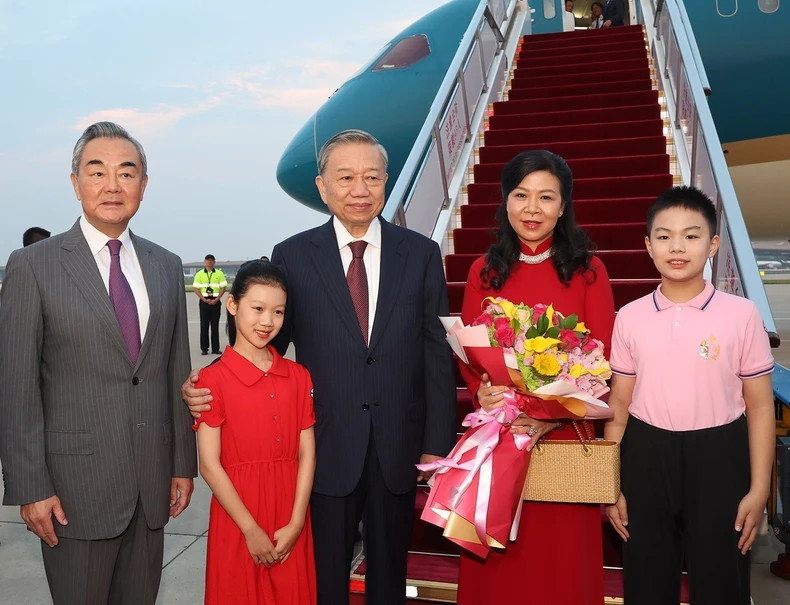 中共中央政治局委员、中央外事工作委员会办公室主任、中国外交部长王毅到机场迎接越共中央总书记、国家主席苏林和夫人一行。(图片来源:越通社) 中共中央政治局委员、中央外事工作委员会办公室主任、中国外交部长王毅到机场迎接越共中央总书记、国家主席苏林和夫人一行。(图片来源:越通社)