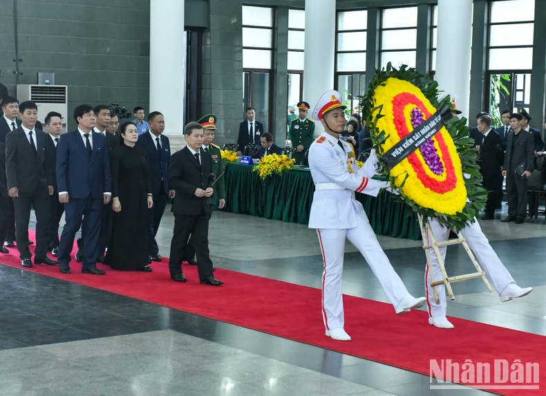 越南最高人民检察院代表团吊唁越共中央总书记阮富仲逝世。 越南最高人民检察院代表团吊唁越共中央总书记阮富仲逝世。