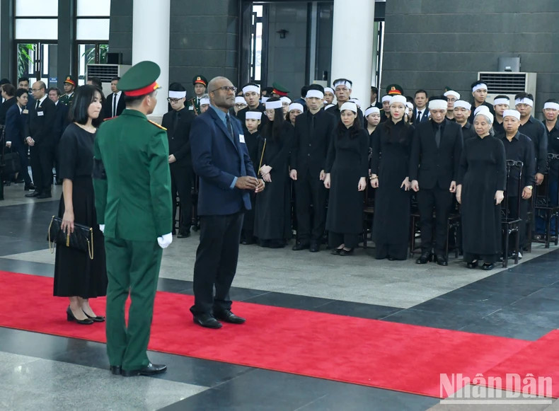 瓦努阿图代表团吊唁越共中央总书记阮富仲逝世。