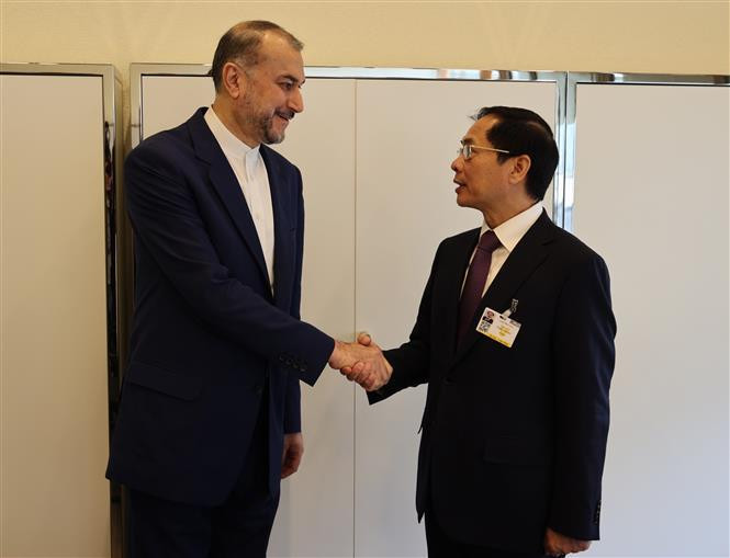 裴青山部长会见伊朗外交部长侯赛因·阿米尔-阿卜杜拉希扬。 裴青山部长会见伊朗外交部长侯赛因·阿米尔-阿卜杜拉希扬。