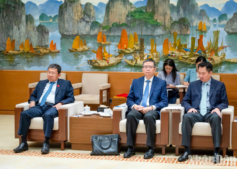 越方代表出席会见。