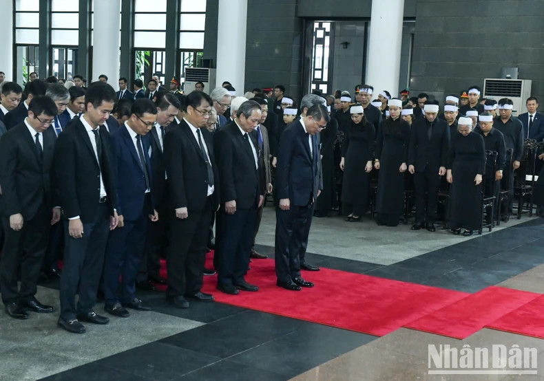 越共中央组织部代表团吊唁越共中央总书记阮富仲逝世。 越共中央组织部代表团吊唁越共中央总书记阮富仲逝世。
