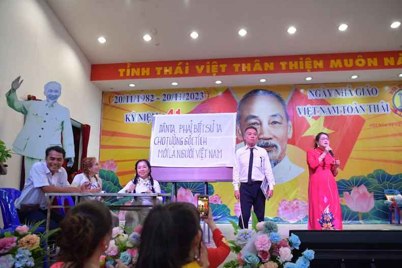 在泰国庆祝越南教师节的文艺表演活动。