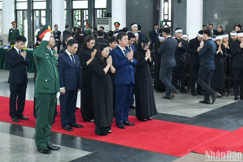 越南真理国家政治出版社代表团吊唁越共中央总书记阮富仲逝世。