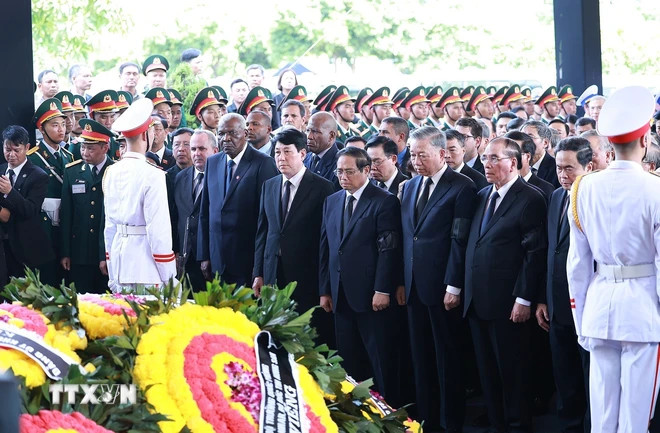 党、国家领导人,国际友人为阮富仲总书记默哀一分钟。(图片来源:越通社) 党、国家领导人,国际友人为阮富仲总书记默哀一分钟。(图片来源:越通社)