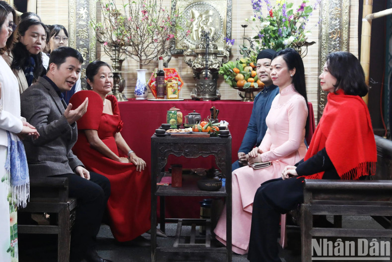 两位夫人品茶并倾听有关越南传统文化的介绍。 两位夫人品茶并倾听有关越南传统文化的介绍。