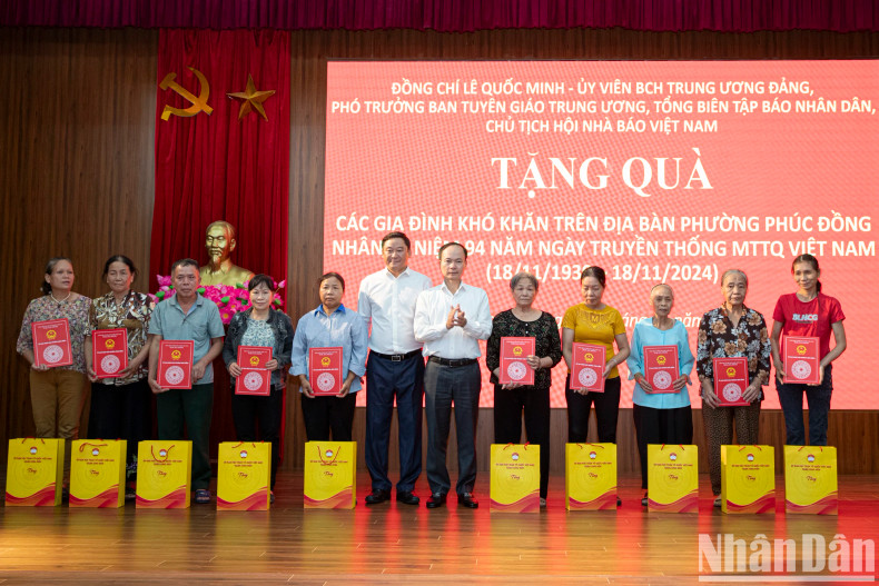 河内市龙边郡福同坊领导向困难家庭赠送礼物。 河内市龙边郡福同坊领导向困难家庭赠送礼物。