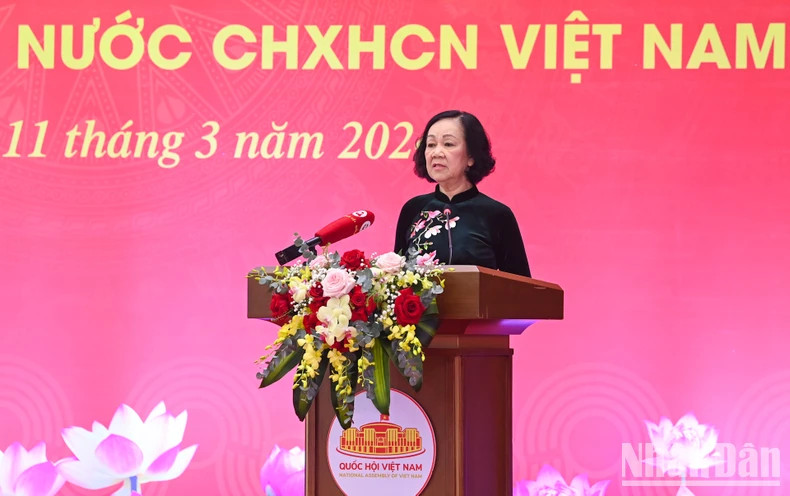 越共中央政治局委员、中央书记处常务书记、中央组织部部长张氏梅发表讲话。