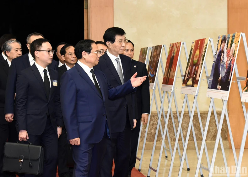 范明正总理向王沪宁同志介绍有关阮富仲总书记部分对外活动。