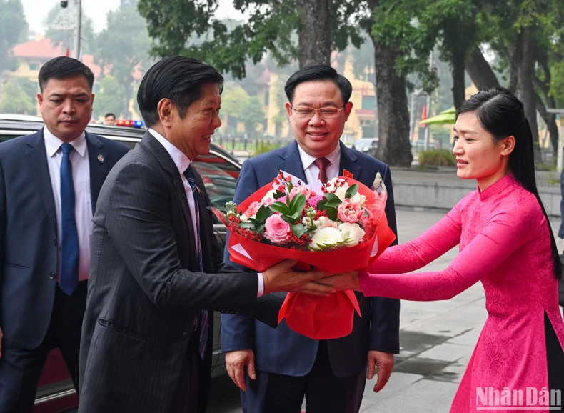越南国会办公厅代表送花欢迎菲律宾总统费迪南德·罗慕尔德兹·马科斯。 越南国会办公厅代表送花欢迎菲律宾总统费迪南德·罗慕尔德兹·马科斯。