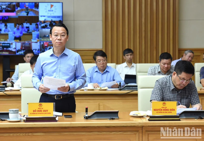 自然资源与环境部部长杜德维发表讲话。