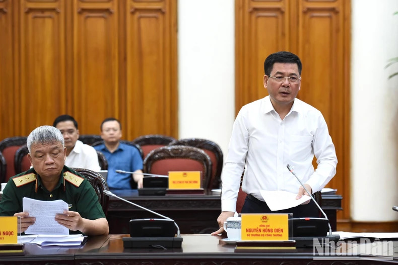 越南工贸部部长阮鸿延发表讲话。