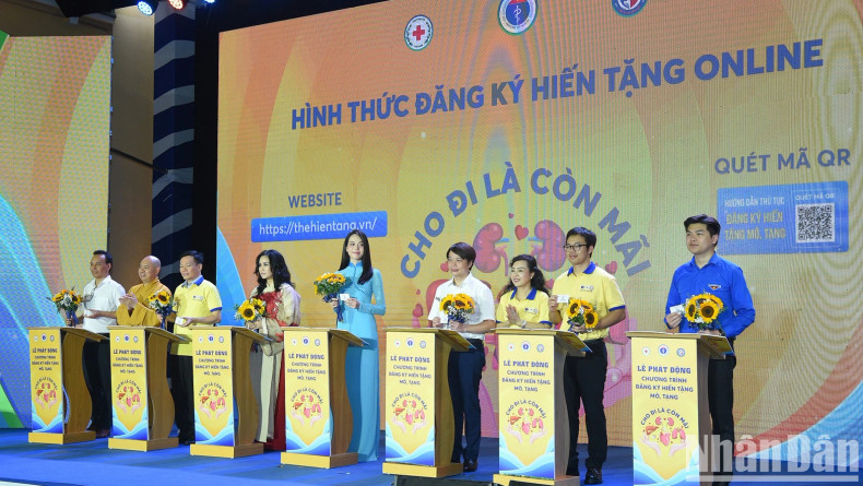 与会代表登记捐赠人体器官。