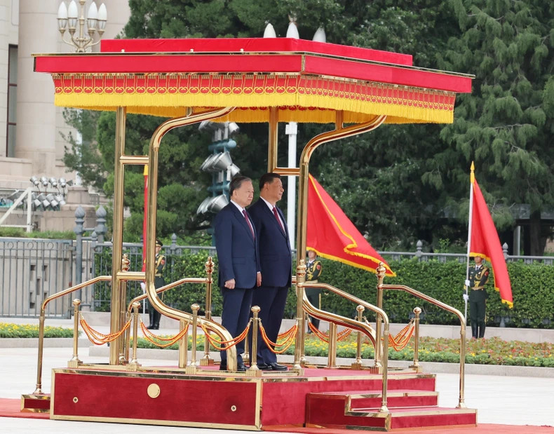 苏林总书记、国家主席和习近平总书记、国家主席站在荣誉主席台上,聆听两国国歌(图片来源:越通社)。 苏林总书记、国家主席和习近平总书记、国家主席站在荣誉主席台上,聆听两国国歌(图片来源:越通社)。